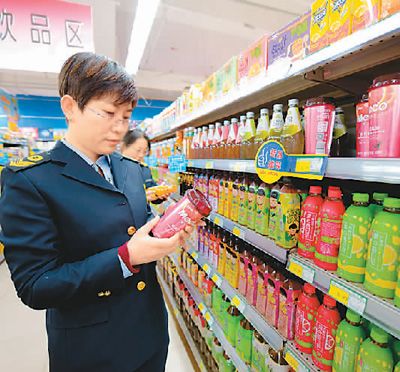 图为“3·15国际消费者权益日”当天，河北省衡水市冀州区市场监管部门工作人员在检查一家超市销售的商品。