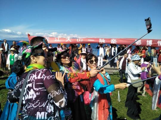 湖北游客游新疆。湖北省文化和旅游供图