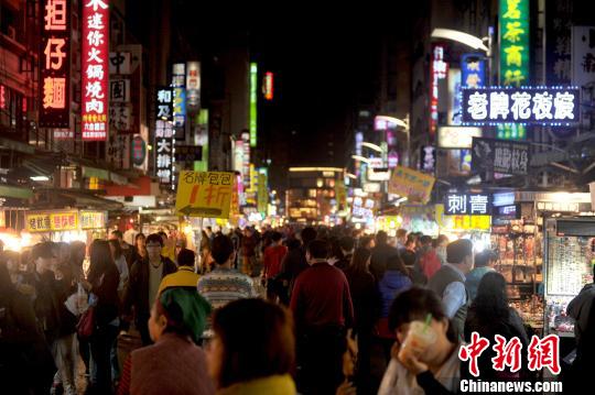 资料图：台湾高雄六合夜市人潮涌动。中新社发