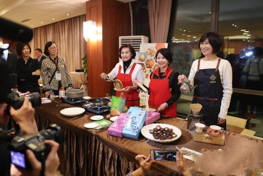 台湾三县三位领衔女将各显神通，为当地的特产卖力吆喝。　张亨伟　摄