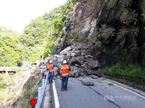 桃园市复兴区一路段发生落石坍方事故。(图：台湾“中央社”/“公路总局”第一区养护工程处