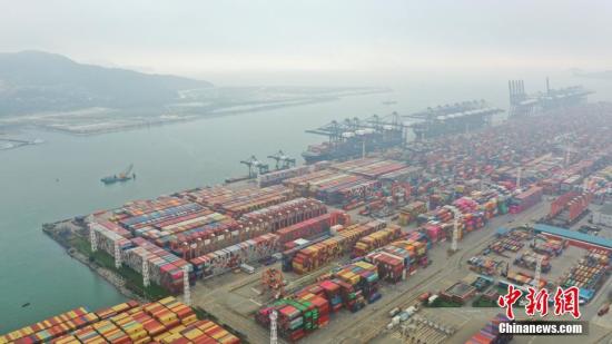 资料图：深圳盐田国际集装箱码头。中新社记者