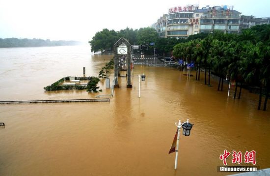 受持续强降雨影响，广西桂林漓江水位暴涨。7月8日8时，桂林漓江市区段水位达到146.74米，超过146米的警戒水位，市区多处地段发生内涝。当天，桂林海事局今年来第二次对漓江排筏和旅游客船同时实施全线封航管制。图为漓江水漫过桂林解放桥滨江路，现场一片汪洋。