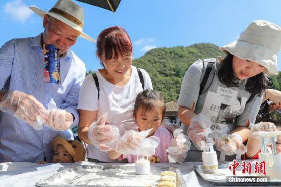 9月13日，市民体验月饼制作。当日，贵州贵阳孔学堂举办“月映万家·中秋游园”中秋节传统文化活动，吸引众多市民参与，感受中秋文化。