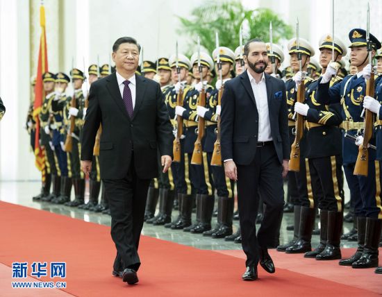 12月3日，国家主席习近平在北京人民大会堂同萨尔瓦多总统布克尔会谈。这是会谈前，习近平在人民大会堂北大厅为布克尔举行欢迎仪式。