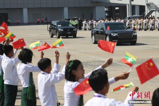 　　1月17日，中国国家主席习近平乘专机抵达内比都，开始对缅甸进行国事访问。在内比都国际机场，当地民众身着盛装，手举中缅两国国旗，热情欢迎习近平到访。(记者