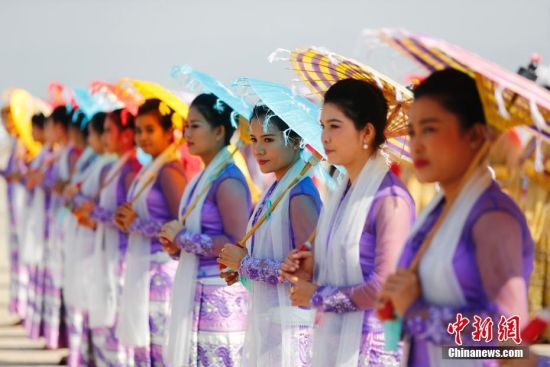 1月17日，中国国家主席习近平乘专机抵达内比都，开始对缅甸进行国事访问。在内比都国际机场，当地民众身着盛装，手举中缅两国国旗，热情欢迎习近平到访。（记者