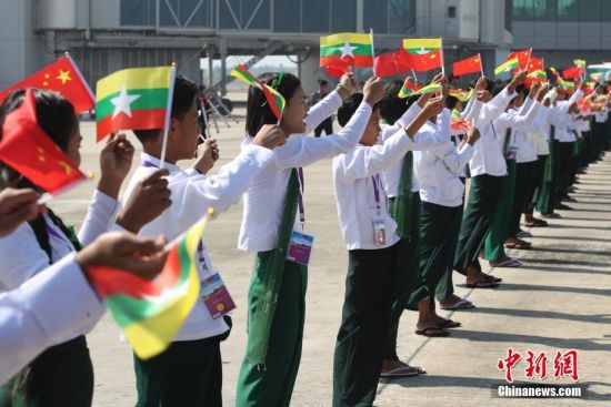 1月17日，中国国家主席习近平乘专机抵达内比都，开始对缅甸进行国事访问。在内比都国际机场，当地民众身着盛装，手举中缅两国国旗，热情欢迎习近平到访。（记者