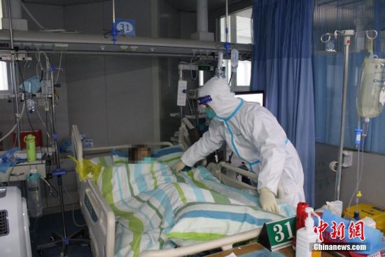 1月25日下午，武汉大学中南医院重症医学科一病区，医护人员正在为新型冠状病毒感染的肺炎危重患者整理被褥。