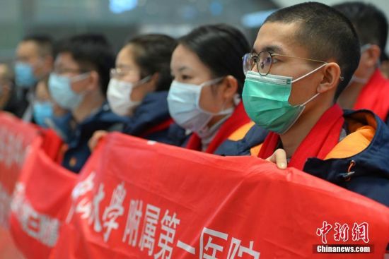 1月28日，由147名医护人员组成的广东第二批抗疫医疗队在广州整装集结驰援武汉。医疗队队员来自广州、汕头、东莞、茂名、梅州、揭阳等地市的19家医院。中新社记者