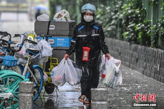 据广州市气象局数据，截至2月15日14时55分，广州受雷雨云团影响，全市普遍出现大到暴雨，部分地区伴有6-8级短时大风，9区发布暴雨预警。图为一名外卖配送员在雨中配送外卖。中新社记者