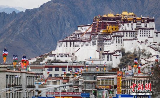 2月26日是藏历新年初三，按照传统习俗，藏族民众在屋顶悬挂崭新的五彩经幡，祈求新的一年里五谷丰登、吉祥如意。中新社记者
