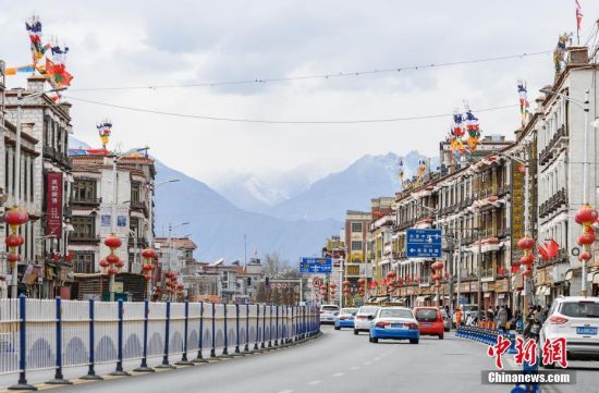 2月26日是藏历新年初三，按照传统习俗，藏族民众在屋顶悬挂崭新的五彩经幡，祈求新的一年里五谷丰登、吉祥如意。中新社记者