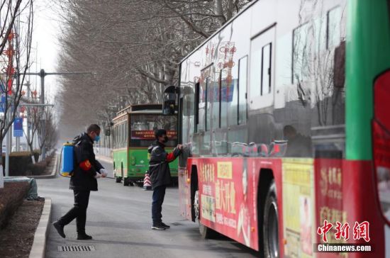 2月27日，工作人员在指定消毒站点对经过的公交车进行消毒。近日，宁夏银川在严格做好疫情防控的同时，市民的生产生活秩序逐步恢复。中新社记者
