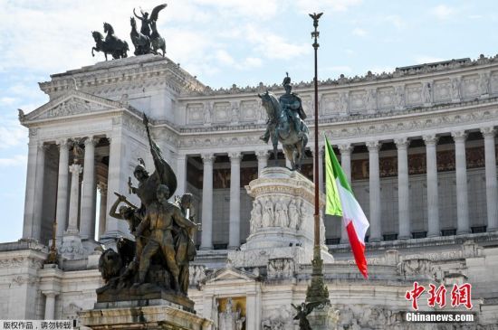 当地时间3月31日，意大利罗马维克多伊曼纽二世纪念碑旁降半旗后的意大利国旗。据法新社3月31日报道，意大利降半旗并举国默哀一分钟，哀悼新冠肺炎疫情中的逝者。截至当地时间30日18时，意大利累计确诊病例101739例，累计死亡病例11591例。