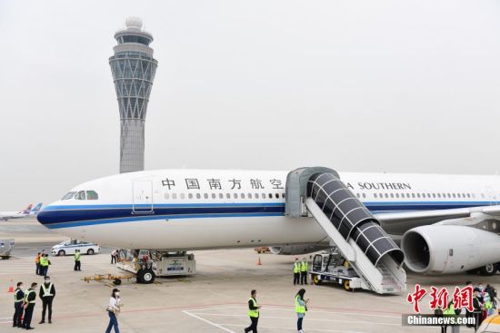 4月8日，武汉解除离汉离鄂通道管控措施，深圳航空、南方航空、东方航空等恢复深圳—武汉空中航线。图为执飞深圳至武汉的南航CZ6637航班。