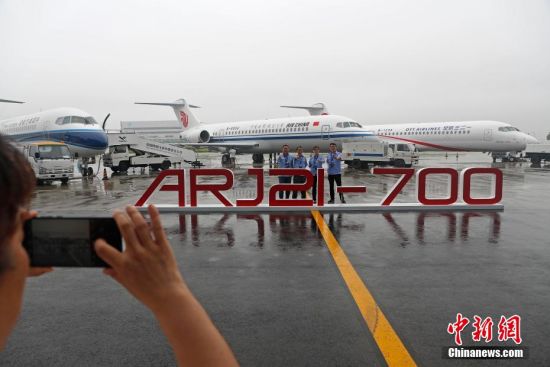 6月28日，中国航空集团有限公司、中国东方航空集团有限公司、中国南方航空集团有限公司在中国商用飞机有限责任公司总装制造中心浦东基地分别接收各自的首架ARJ21飞机。三架飞机同时交付标志着ARJ21飞机正式入编国际主流航空公司机队。