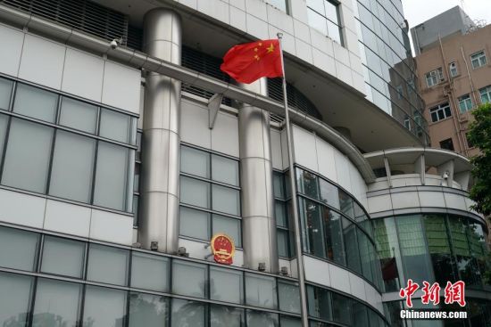 7月8日上午，中央人民政府驻香港特别行政区维护国家安全公署在香港正式揭牌。五星红旗在公署门前高高飘扬。中新社记者