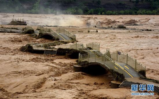 8月6日，山西吉县黄河壶口瀑布景区观瀑桥上的部分防护栏被洪水冲坏。