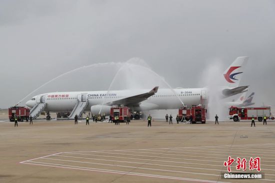 10月16日，中国民航史上规模最大的机场应急救援综合演练——“敬畏2020”上海浦东国际机场应急救援综合演练在浦东机场6号机坪举行。