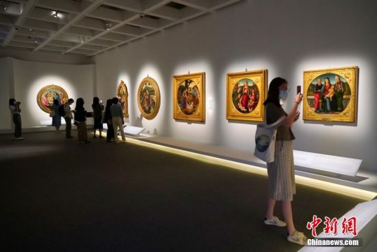 10月21日，观众在预展上欣赏乌菲兹美术馆珍藏作品。