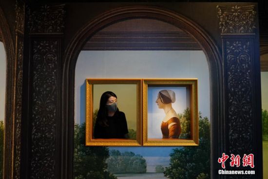 图为展览提供了有趣的互动节目，观众可以进入画框，与肖像人物面对面。