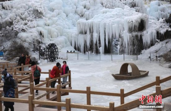 1月17日，游客在北京门头沟神泉峡风景区观赏冰瀑。千姿百态的冰瀑奇观宛若冰雪童话世界，让人惊叹不已。