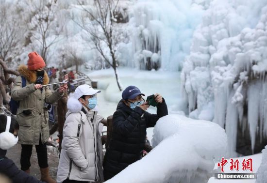1月17日，游客在北京门头沟神泉峡风景区观赏冰瀑。千姿百态的冰瀑奇观宛若冰雪童话世界，让人惊叹不已。