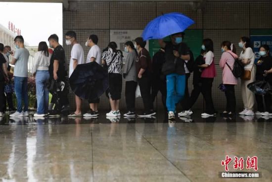 5月15日，在安徽医科大学第二附属医院方舱新冠病毒疫苗接种点，市民在雨中有序排队。