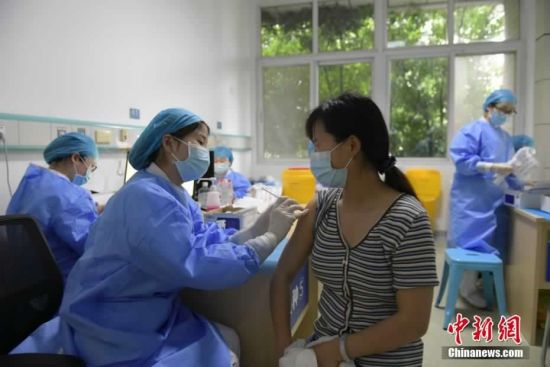 5月15日，市民在安徽医科大学第二附属医院方舱新冠病毒疫苗接种点接种疫苗。