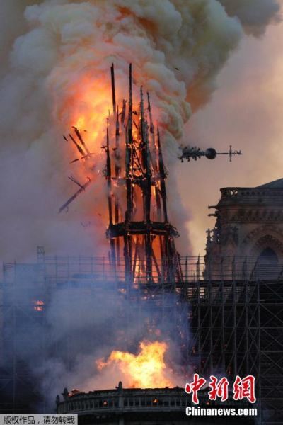 当地时间4月15日，法国著名的巴黎圣母院起火，俯瞰火灾现场，屋顶熊熊燃烧成火海。在大火中，大教堂著名的尖塔坠落，内部损伤严重。