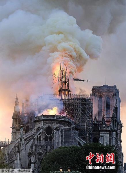 当地时间4月15日，法国著名的巴黎圣母院起火，俯瞰火灾现场，屋顶熊熊燃烧成火海。在大火中，大教堂著名的尖塔坠落，内部损伤严重。