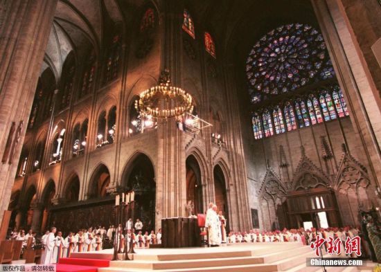 巴黎圣母院，是一座无论在现实世界，还是在文学世界里，都拥有着永恒价值的建筑物。图为1997年8月22日，教皇约翰·保罗二世出席在巴黎圣母院举行的宣福会。