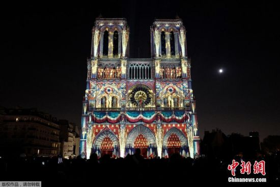 巴黎消防队发布消息称，大教堂的主体框架和长方形塔楼已经被保住，教堂内最珍贵的物品已经被抢救到安全的地方。图为2018年10月20日，巴黎圣母院举行了一场名为“圣母院”的灯光秀，作为一战百年庆典的一部分。