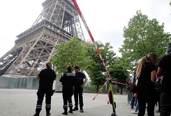 男子20日爬上艾菲尔铁塔，消防人员疏散游客营救。