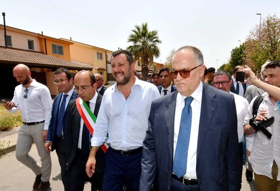 意大利副总理兼内政部长萨尔维尼视察收容中心。