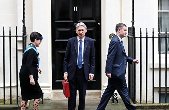 英国司法大臣（右一）和财政大臣（右二）均表示，将于7月24日辞去内阁职务。