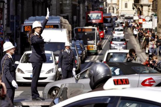 意大利首都罗马城市车辆拥堵已成常态。