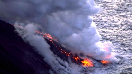 意大利斯特龙博利火山再次喷发 熔岩流引发野火