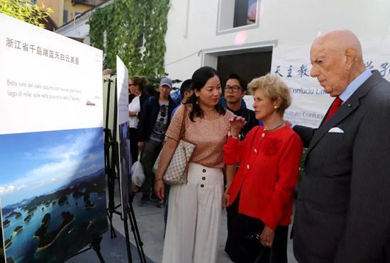中国驻米兰总领馆领事部主任蔡蕾向意大利客人介绍新闻图片。