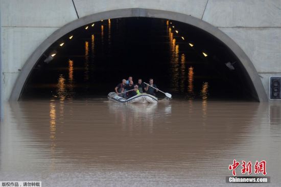 当地时间9月13日，西班牙东南部发生严重洪灾后，救援人员从被淹没的隧道中救出一名受困者。据外媒报道，西班牙东南部发生山洪暴发后，至少已造成5人死亡，3500人已从家中撤离。
