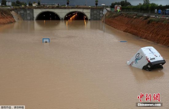 当地时间9月13日，西班牙东南部发生严重洪灾后，一辆汽车浸泡在洪水中。