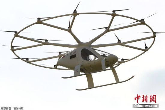当地时间9月14日，德国南部斯图加特，纯电动空中出租车volocopter在梅赛德斯·奔驰博物馆上空飞行。据制造商称，这是Volocopter在欧洲城市的第一次公开试飞。
