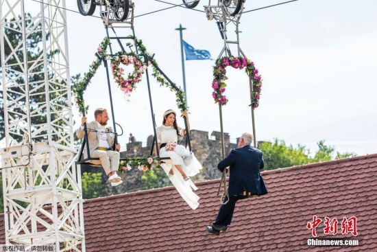 当地时间2019年9月14日，德国巴登－符腾堡州，当地一对情侣在空中举行了婚礼。他们在半空中架了绳索，用摩托车拉着支架在绳索上行驶，而新郎新娘，以及结婚登记人则坐在架子上举行仪式。据悉，新娘Anna