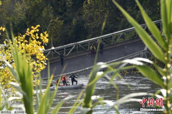 当地时间11月18日，法国西南部图卢兹市东北部塔恩河上的一座吊桥坍塌，造成1人死亡，另外有4人获救。有媒体称，死者为一名15岁未成年人。