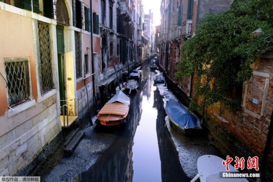 遭遇极端低潮的威尼斯水位大幅下降，河道上的船只几乎快搁浅，城内运河看起来更像是充满泥泞的沟渠，这也让大多数市民面临交通问题。