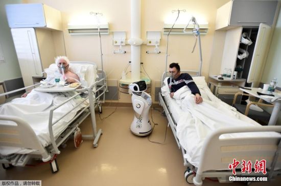 当地时间4月1日，意大利瓦雷泽的Circolo医院启用了“机器人护士”来照料新冠肺炎患者。
