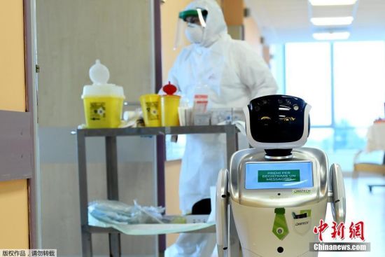 当地时间4月1日，意大利瓦雷泽的Circolo医院，“机器人护士”在医院走廊。