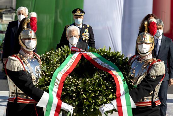 意大利总统马塔雷拉向无名英雄敬献花圈。