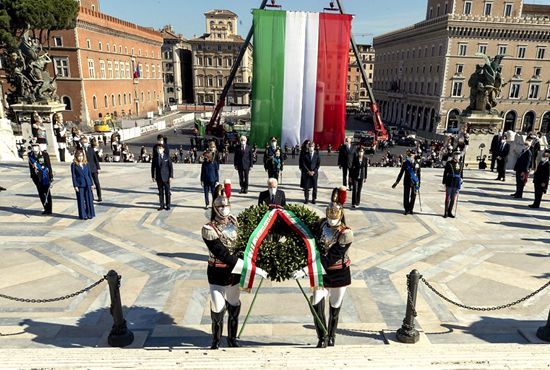 意大利国家领导人向无名英雄敬献花圈。